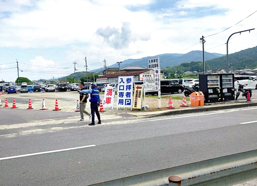 大神神社　駐車場満車